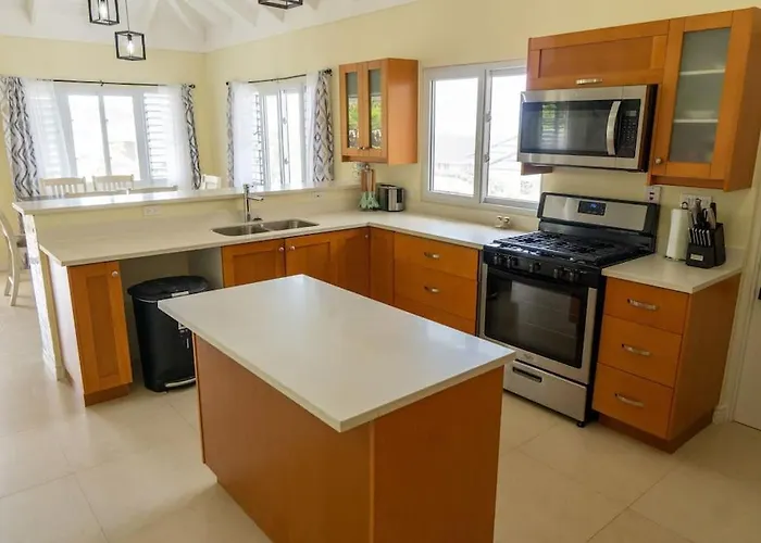 Villa Coastal Haven: Your Tropical Oasis