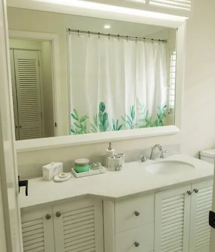 Villa Coastal Haven: Your Tropical Oasis *