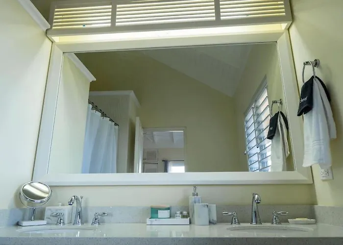Coastal Haven: Your Tropical Oasis